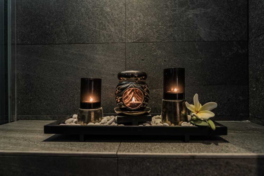 Contemporary Bathroom with Mirror and Bathroom Storage