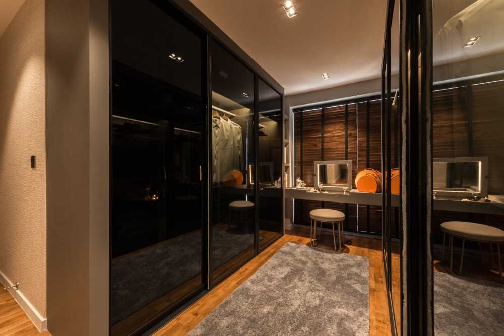 Contemporary Walk-in Wardrobe with Mirror and Wardrobe