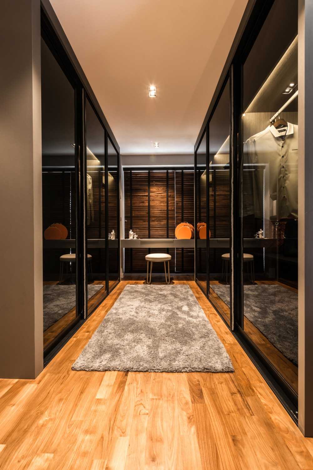 Contemporary Walk-in Wardrobe with Mirror and Wardrobe