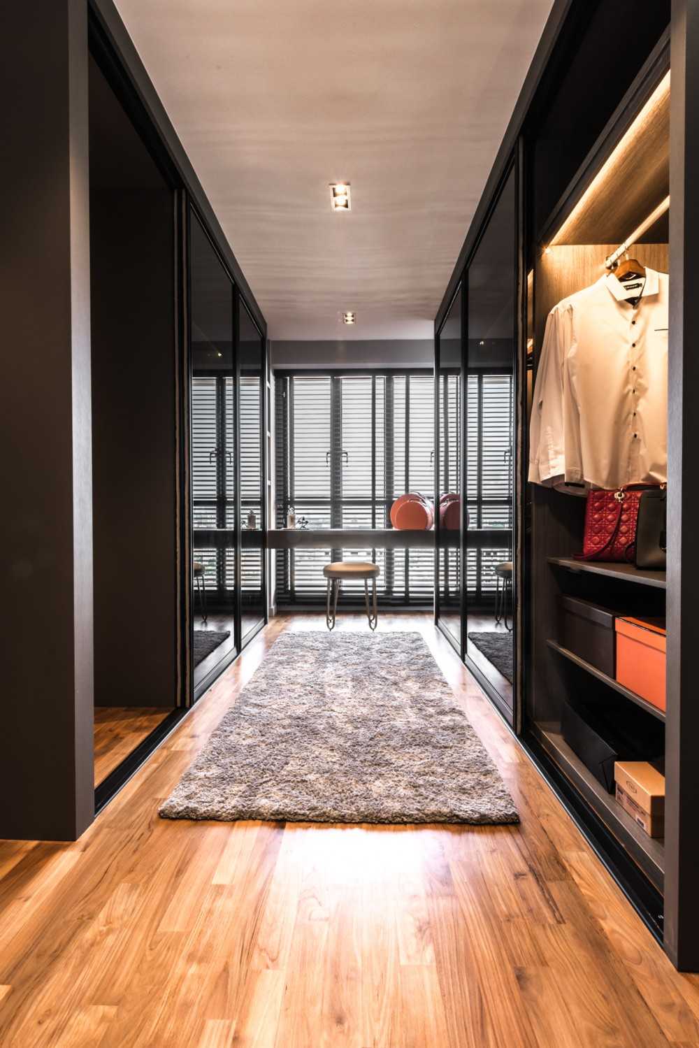 Contemporary Walk-in Wardrobe with Mirror and Wardrobe