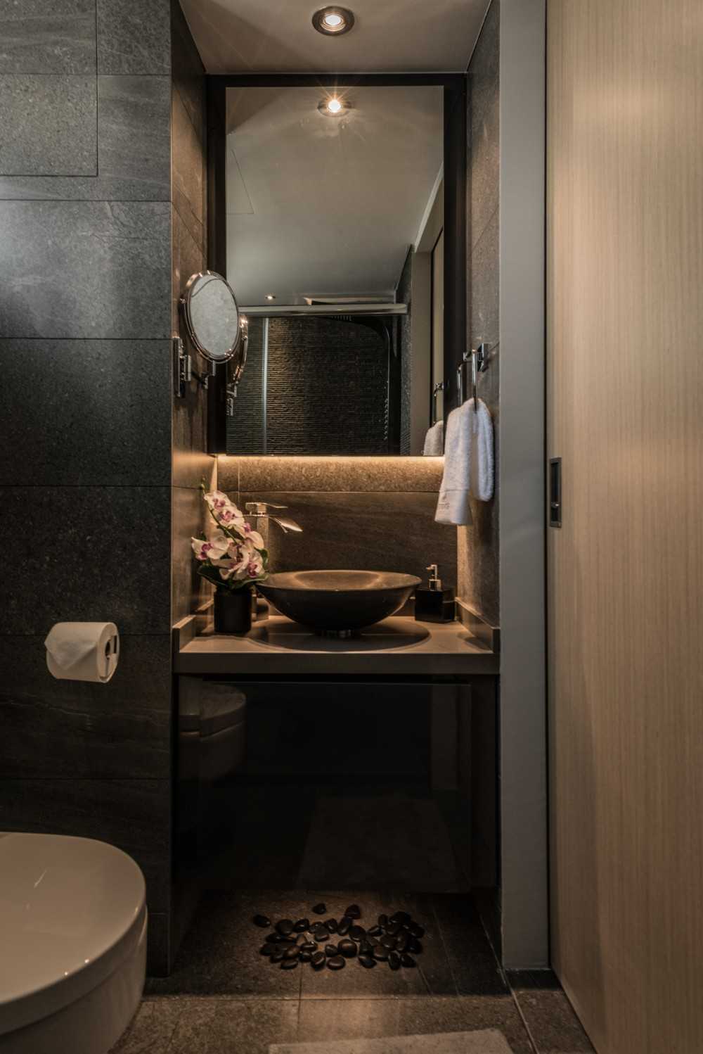 Contemporary Bathroom with Mirror and Bathroom Storage