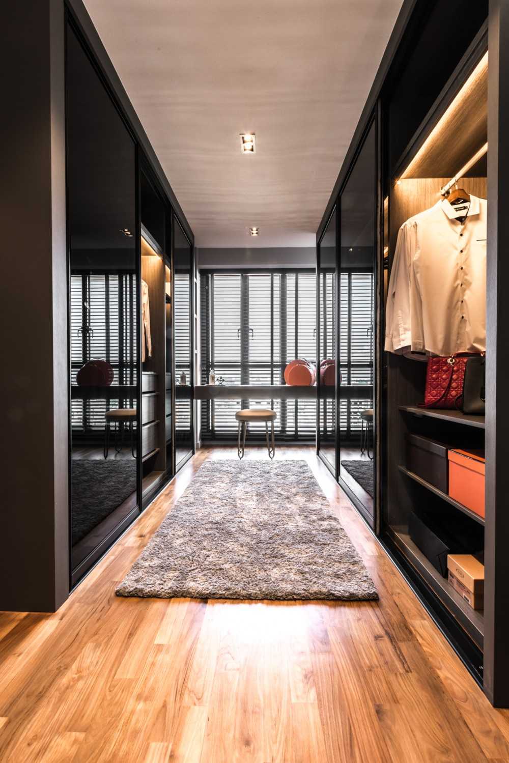 Contemporary Walk-in Wardrobe with Mirror and Wardrobe