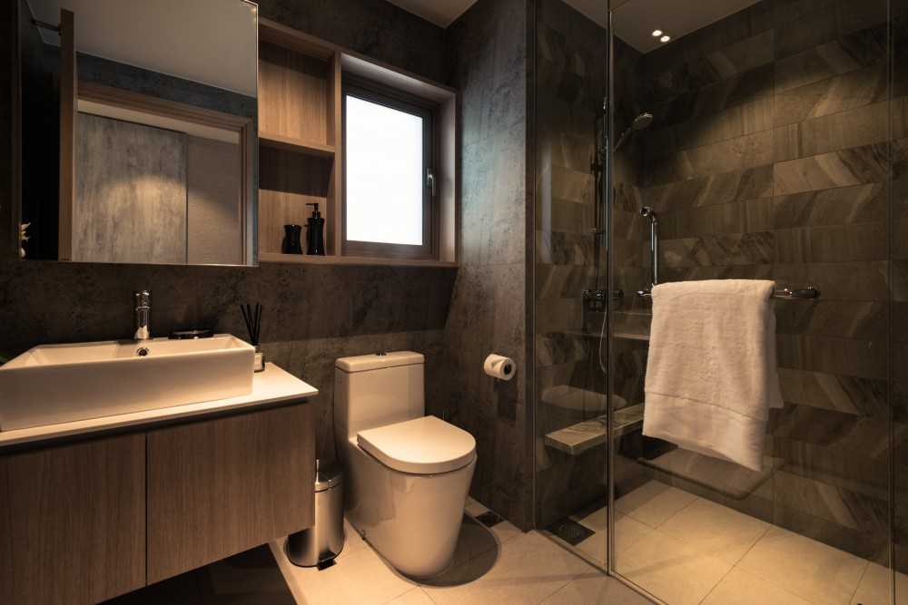 Transitional Bathroom with Mirror and Bathroom Storage