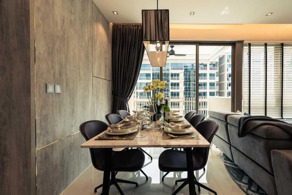 Transitional Dining Room with Dining Table and Dining Chairs