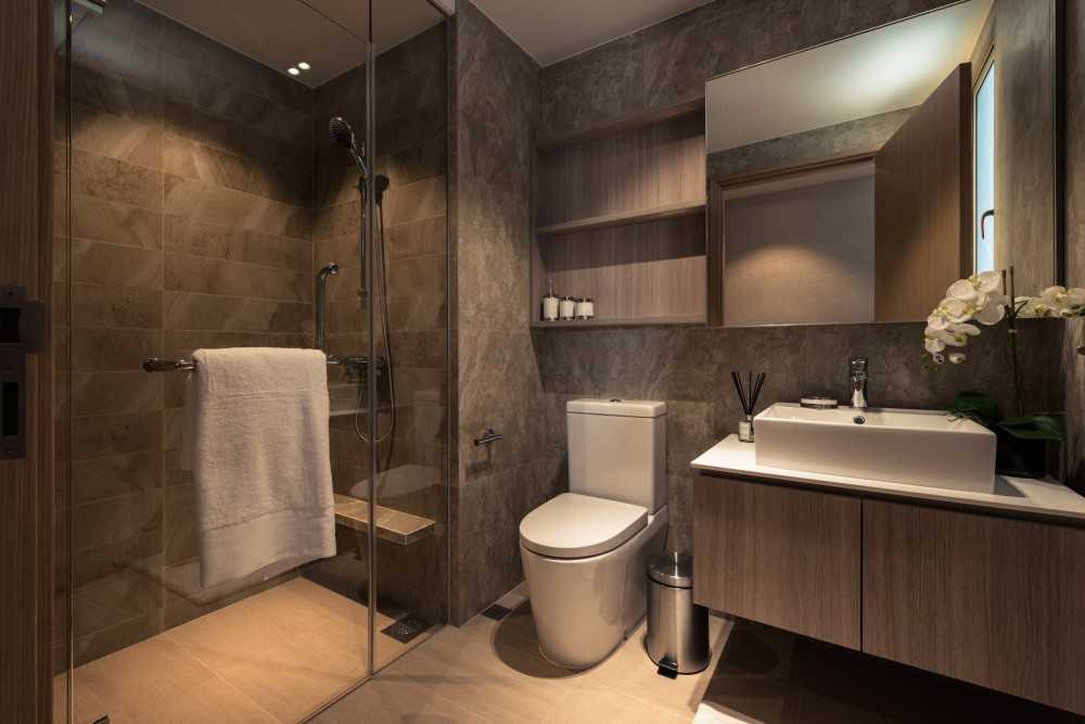 Transitional Bathroom with Bathroom Storage and Bathroom Accessories