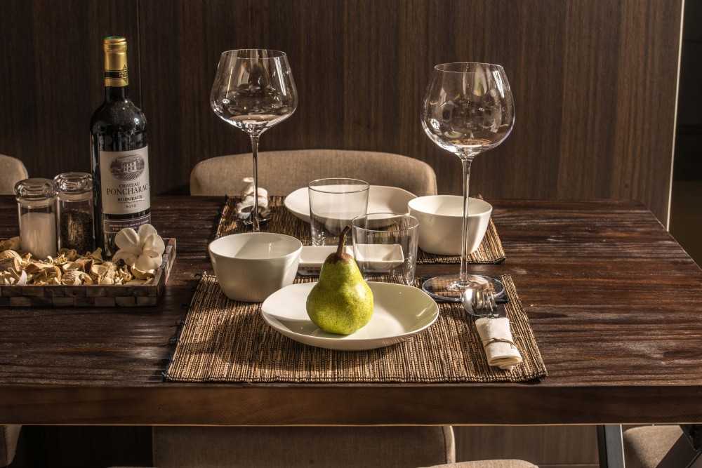 Contemporary Dining Room with Dining Table and Dining Chairs