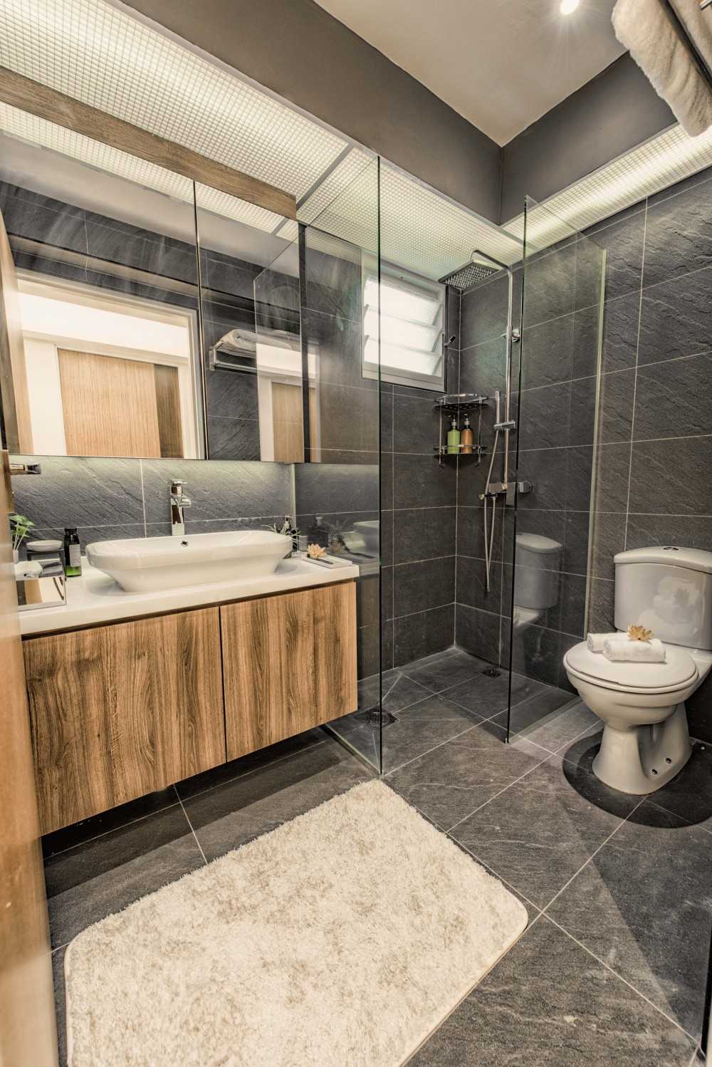 Contemporary Bathroom with Mirror and Bathroom Storage