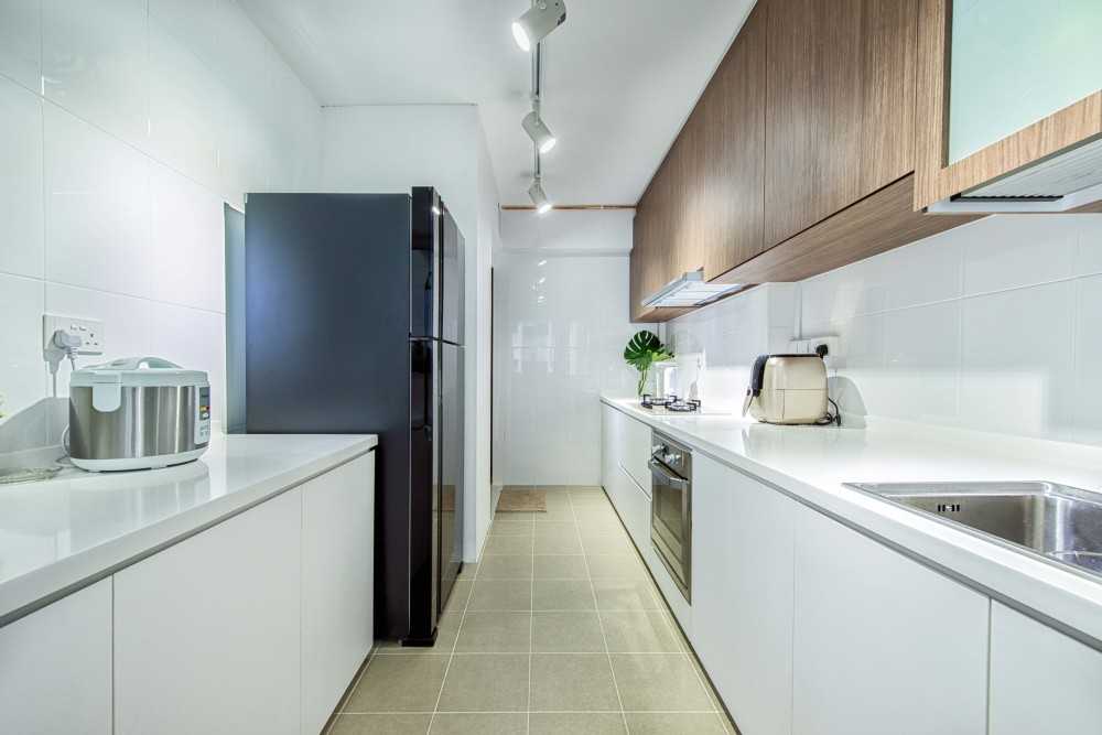 Contemporary Kitchen with Kitchen Backsplash and Kitchen Accessories