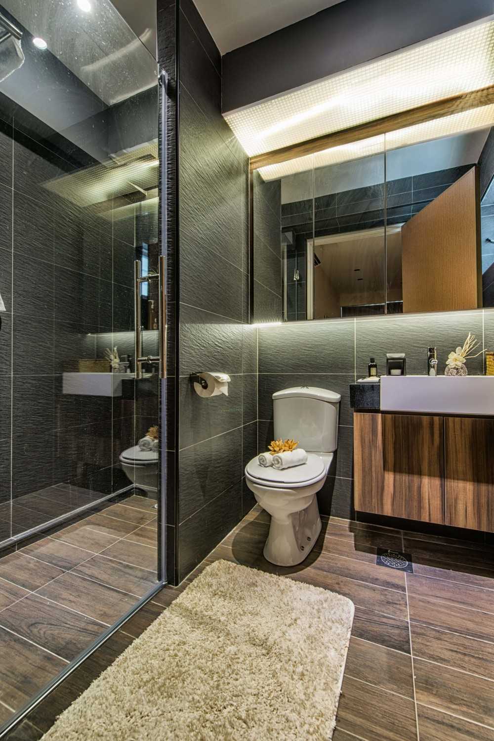Contemporary Bathroom with Mirror and Bathroom Storage