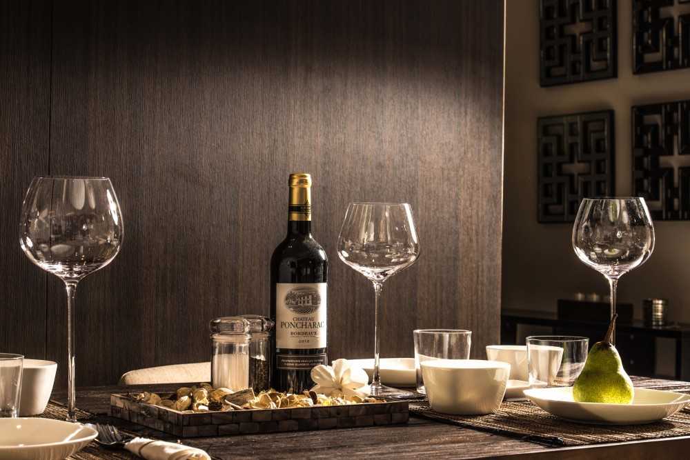 Contemporary Dining Room with Dining Table and Dining Chairs