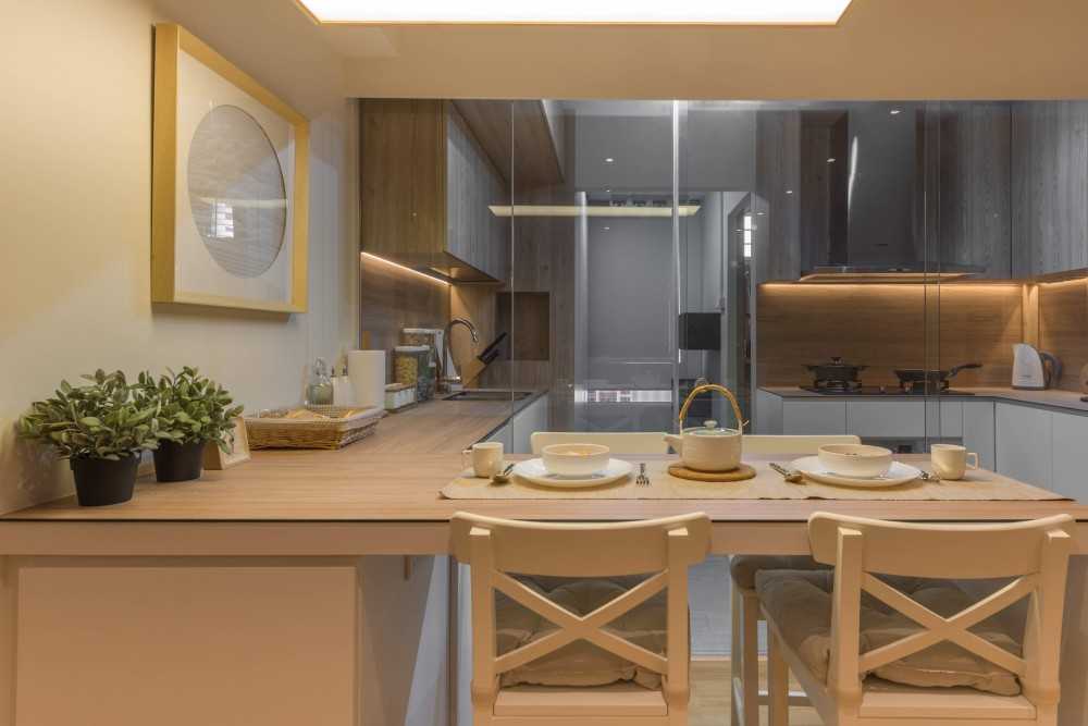 Asian Dining Room with Dining Table and Dining Chairs