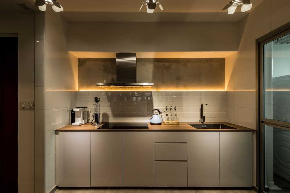 Scandinavian Kitchen with Vinyl Flooring and Kitchen Backsplash