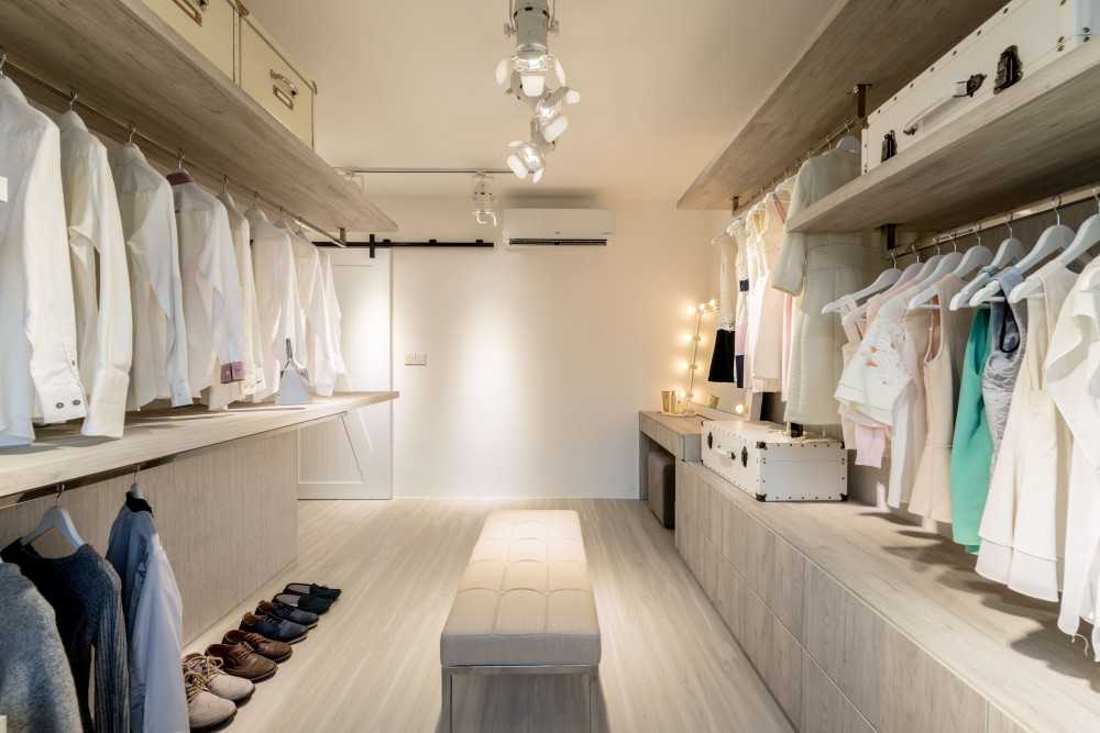 Scandinavian Walk-in Wardrobe with Mirror and Wardrobe