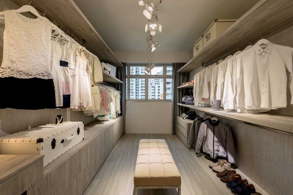 Scandinavian Walk-in Wardrobe with Mirror and Wardrobe