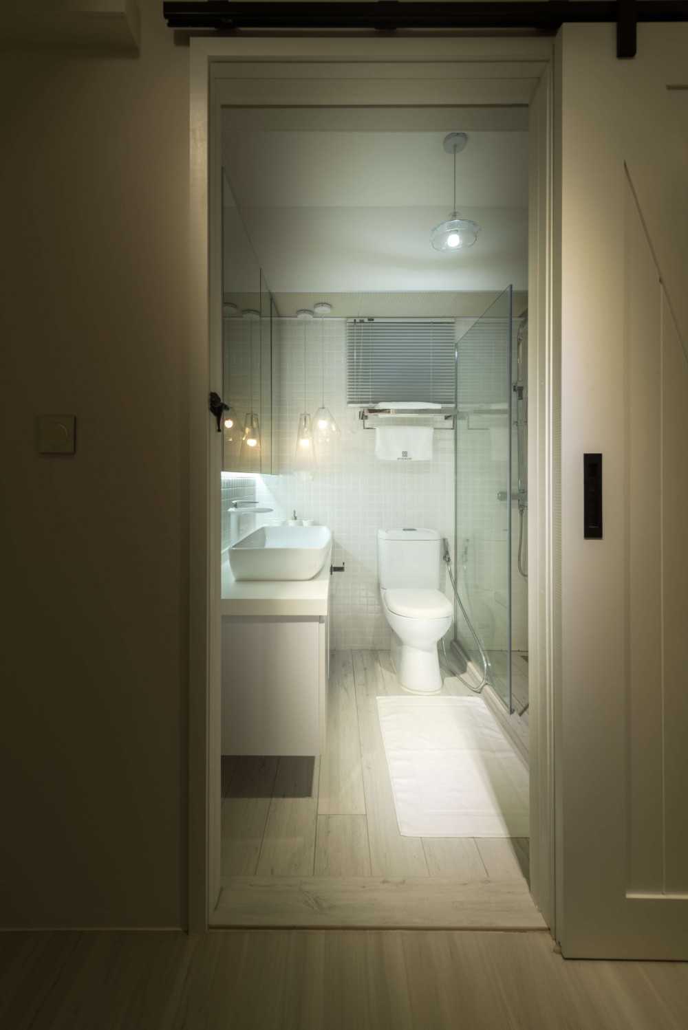 Scandinavian Bathroom with Mirror and Bathroom Storage