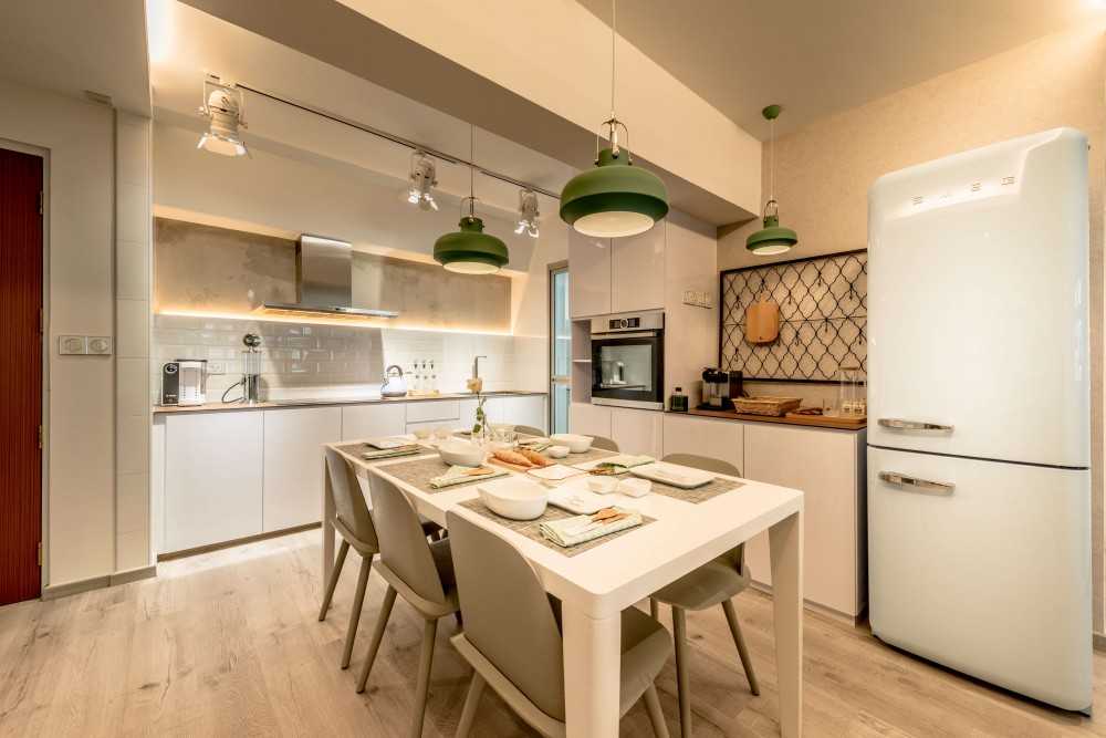 Scandinavian Kitchen with Open Kitchen and Kitchen Backsplash