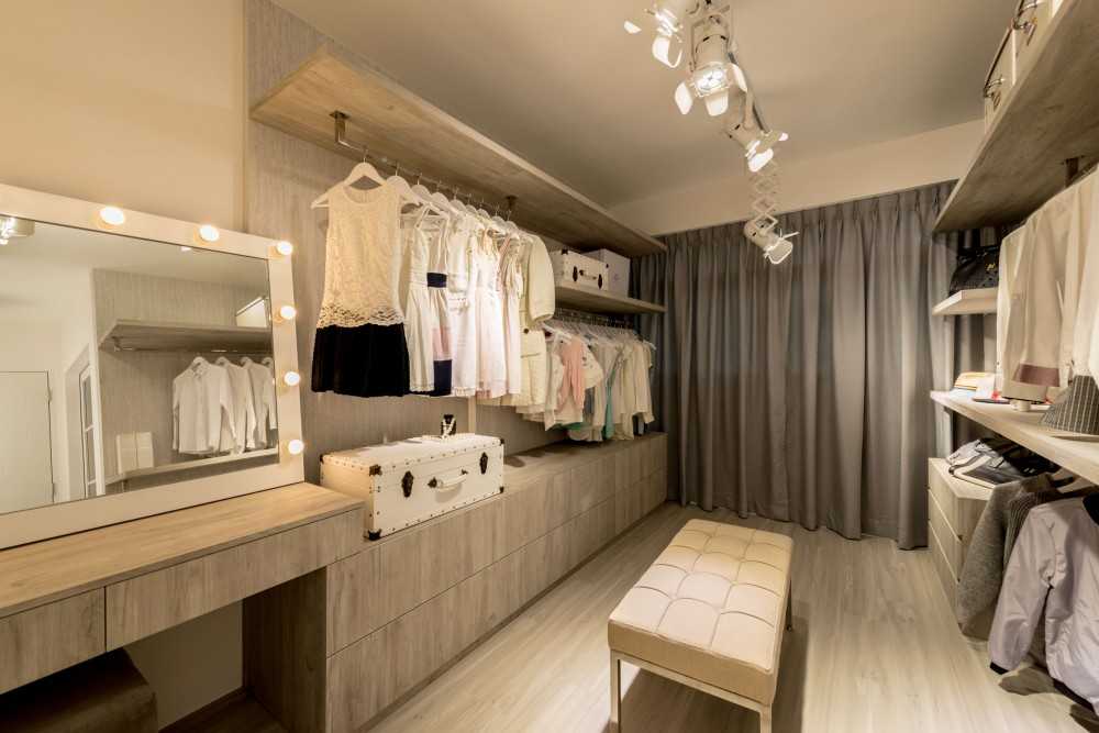 Scandinavian Walk-in Wardrobe with Mirror and Wardrobe