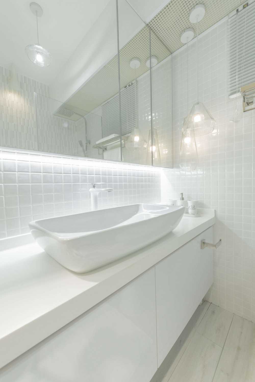 Scandinavian Bathroom with Mirror and Bathroom Storage