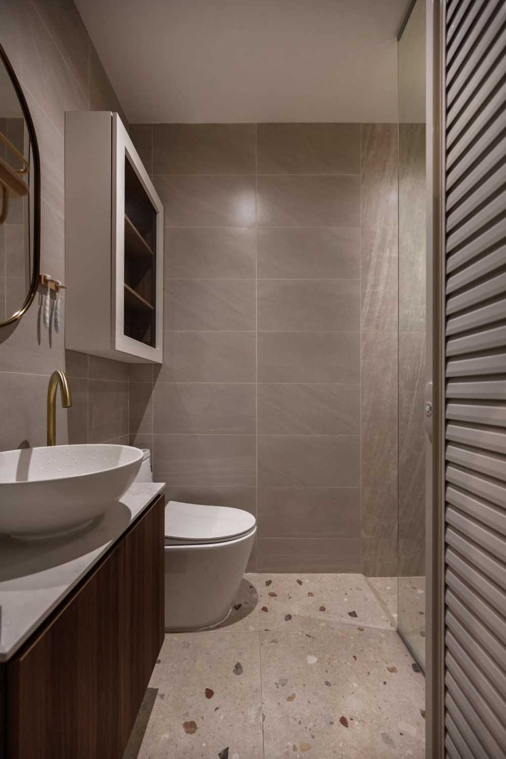 Scandinavian Bathroom with Homogeneous Tiles and Wood Flooring