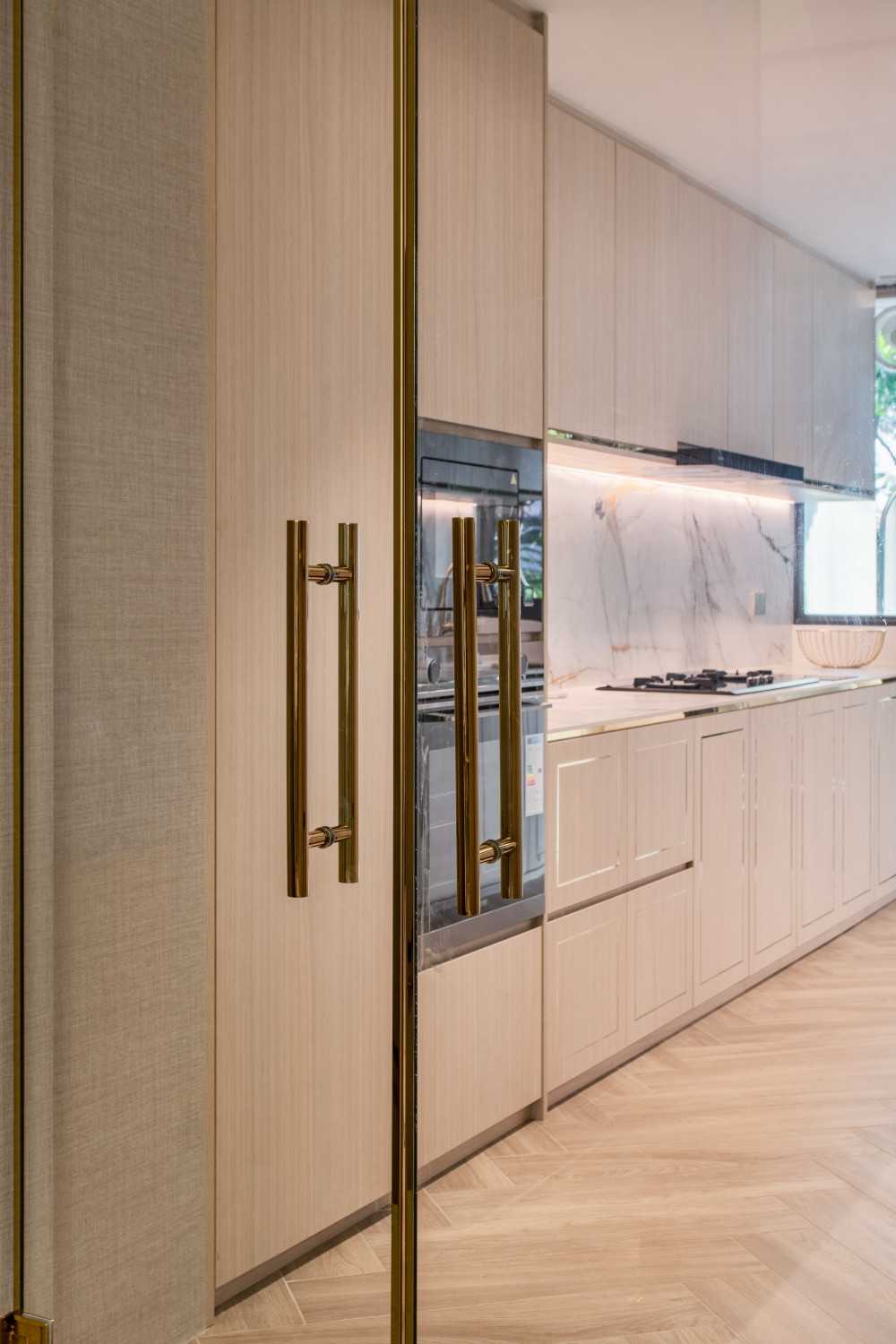 Modern Kitchen with Countertop and Homogeneous Tiles