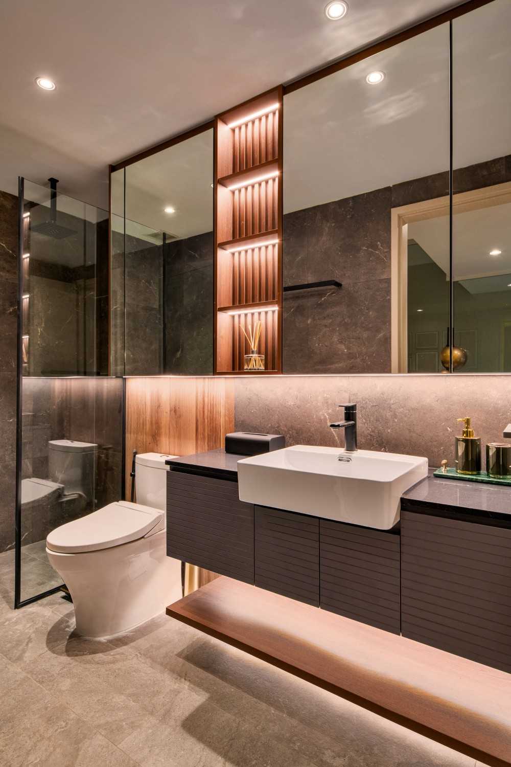 Modern Bathroom with Countertop and Homogeneous Tiles