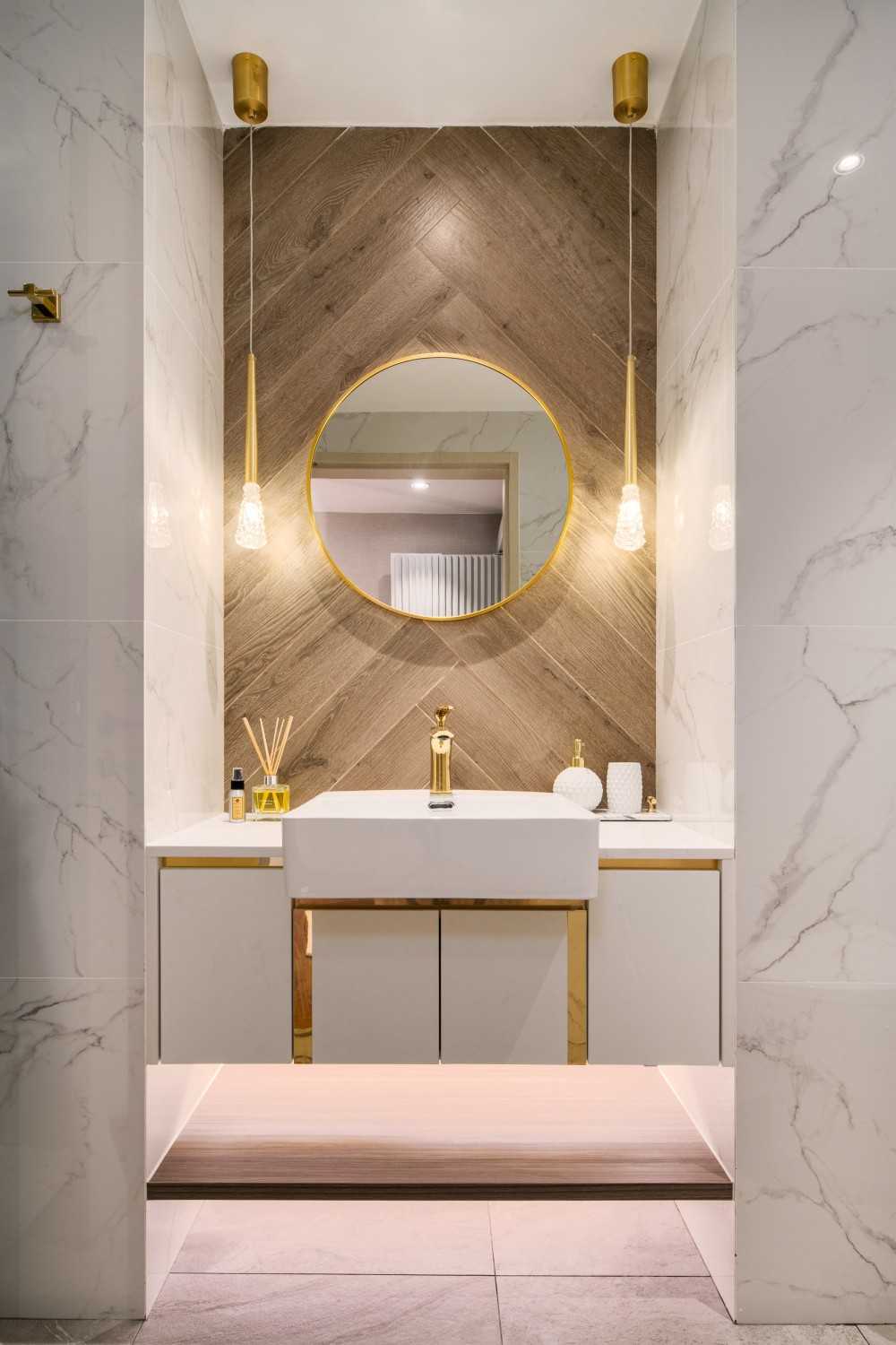 Modern Bathroom with Mirror and Bathroom Storage