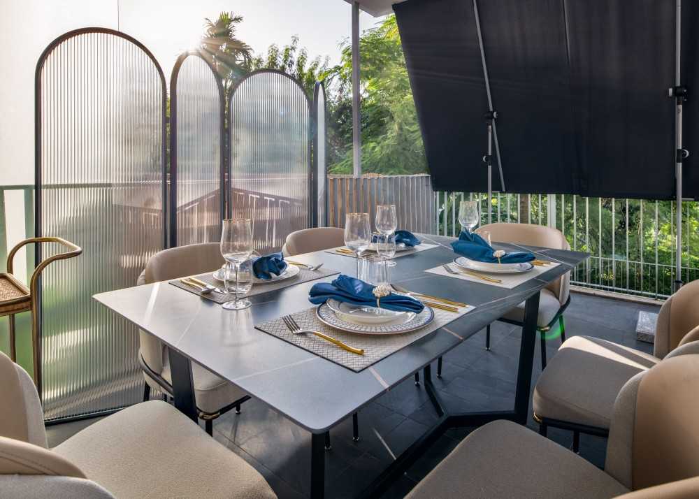 Modern Courtyard with Homogeneous Tiles and Awning