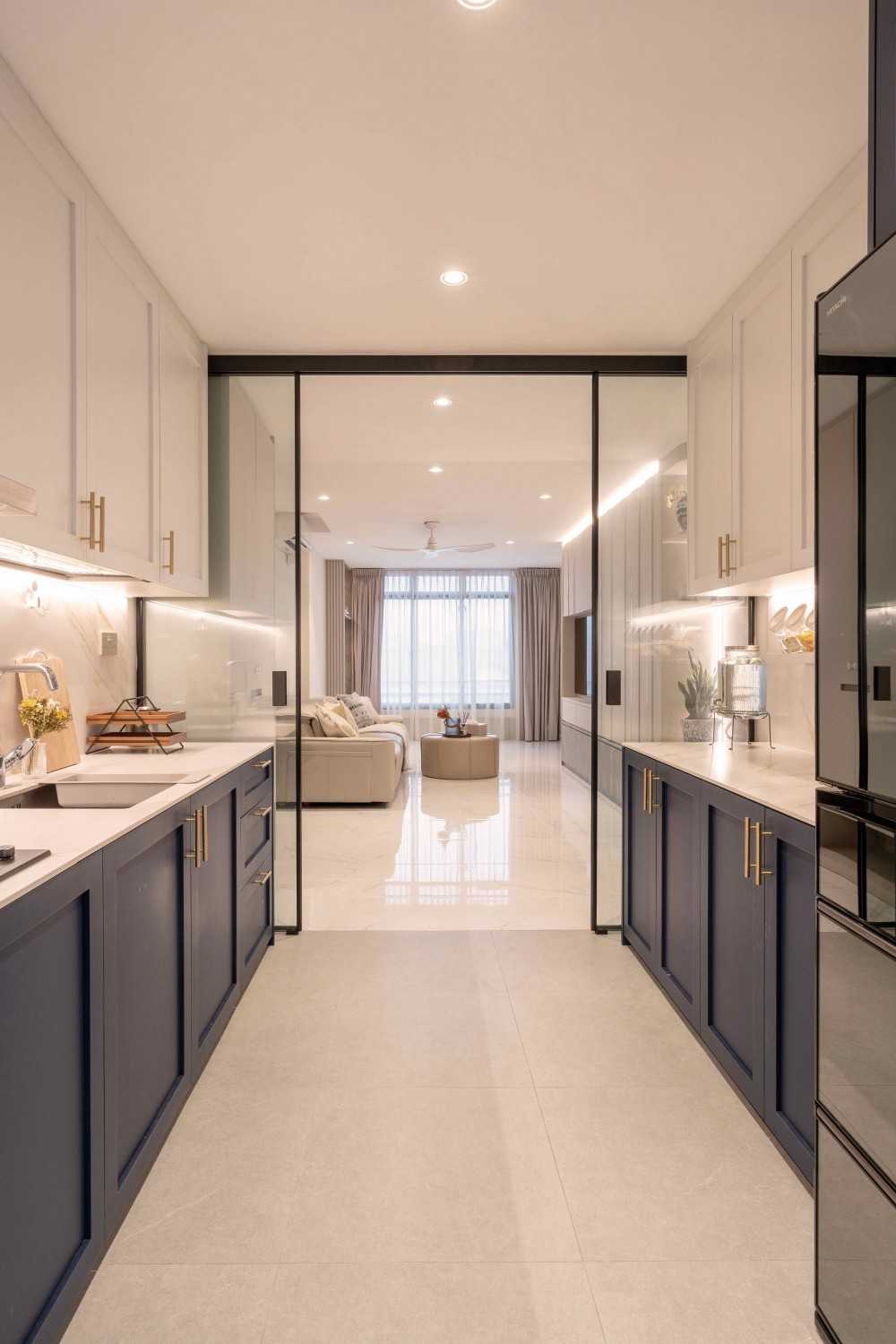 Modern Kitchen with Countertop and Homogeneous Tiles