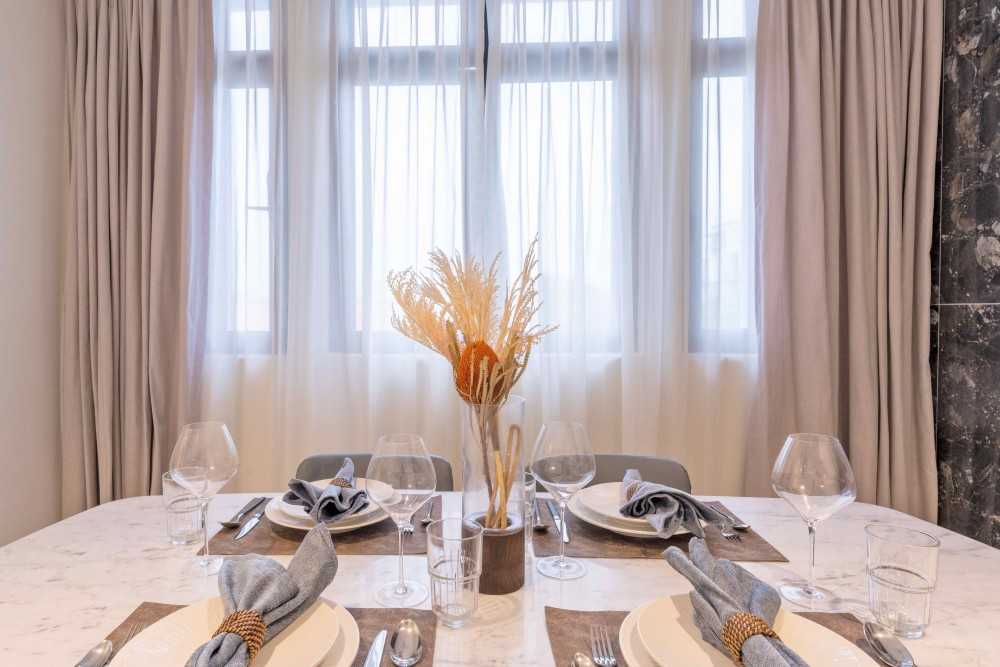 Modern Dining Room with Dining Table and Dining Chairs