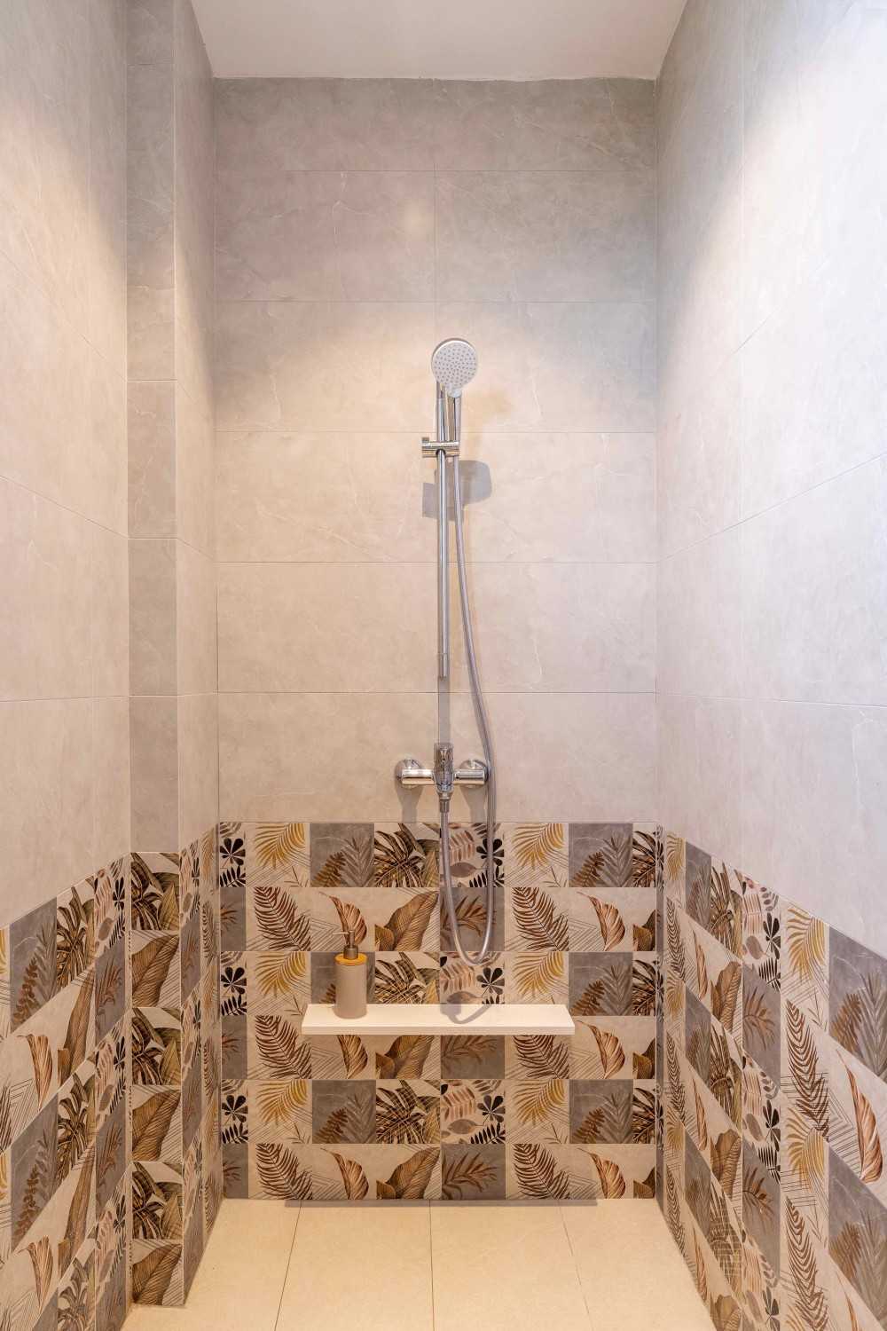 Modern Bathroom with Countertop and Homogeneous Tiles