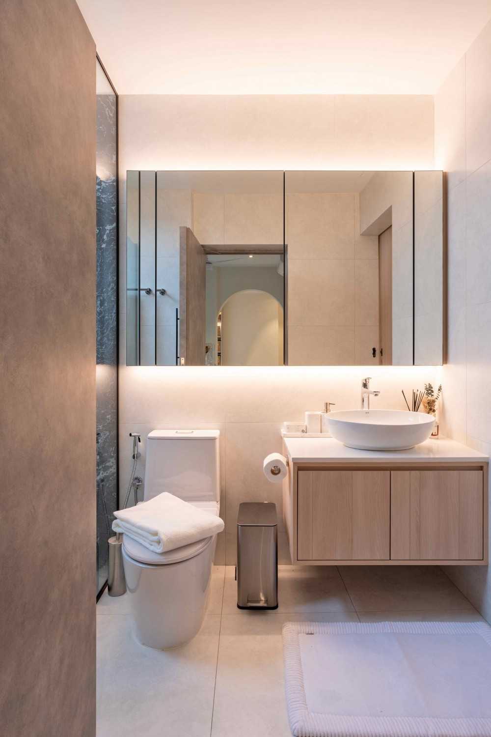 Modern Bathroom with Countertop and Homogeneous Tiles