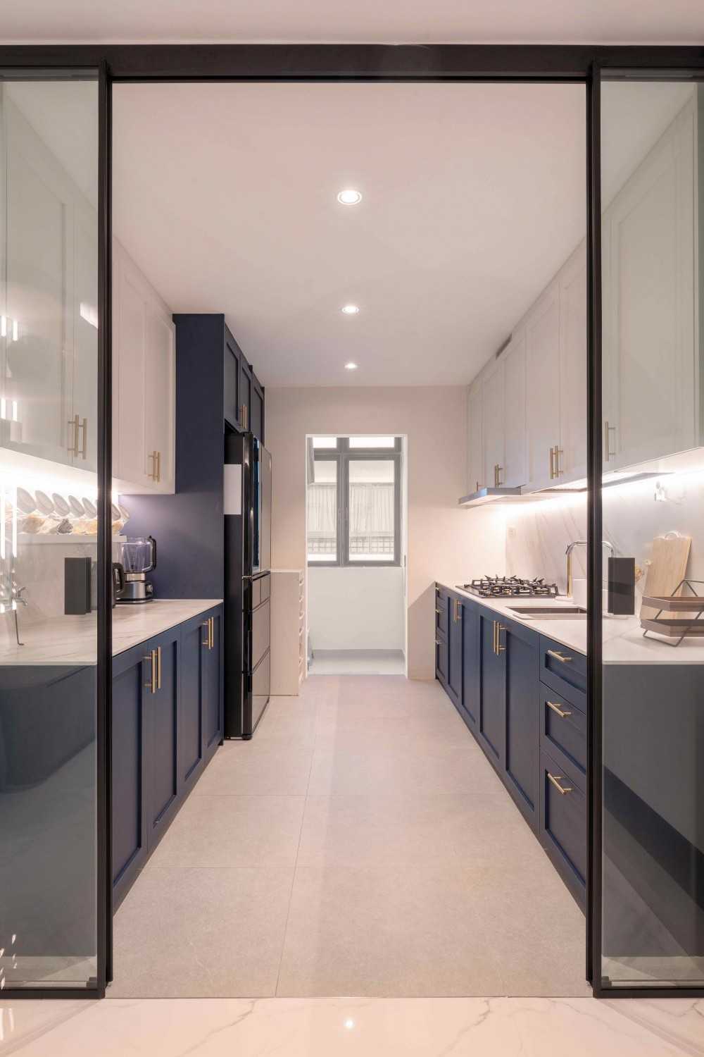 Modern Kitchen with Countertop and Homogeneous Tiles