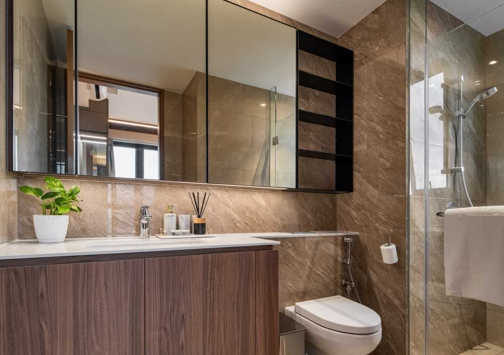 Contemporary Bathroom with Mirror and Bathroom Storage