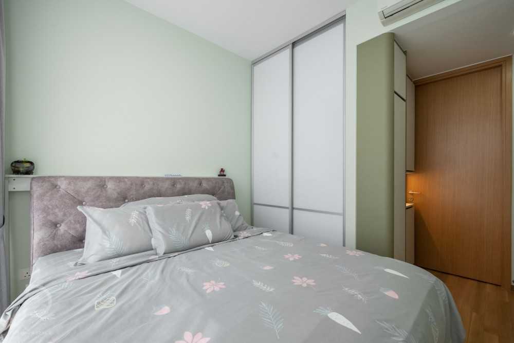 Contemporary Bedroom with Vinyl Flooring and Wardrobe