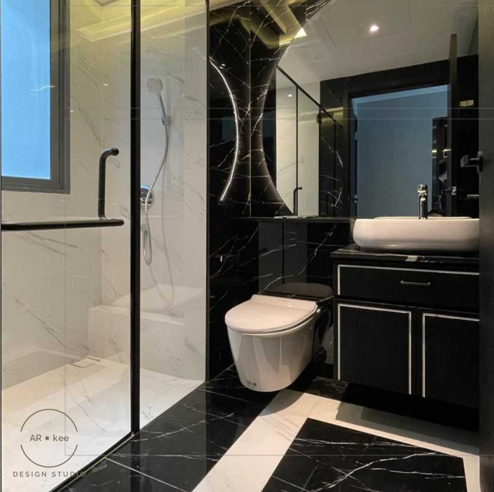 Modern Bathroom with Marble Floor and Mirror
