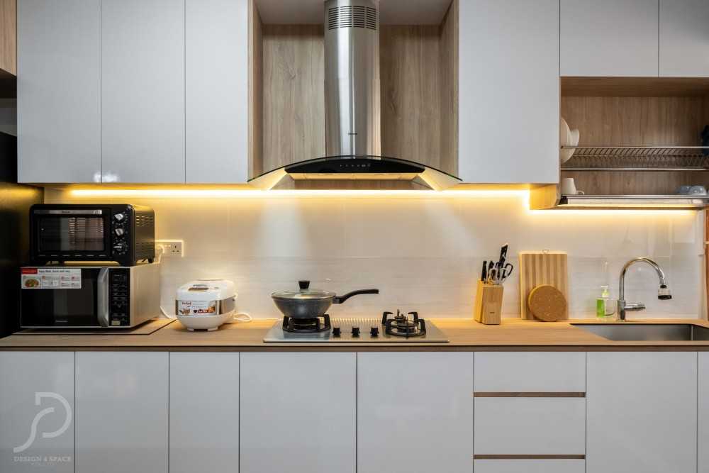 Scandinavian Kitchen with Countertop and Homogeneous Tiles