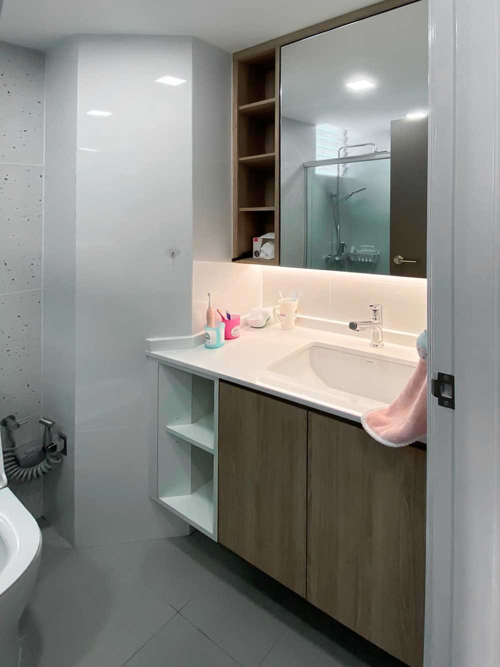 Modern Bathroom with Mirror and Bathroom Storage