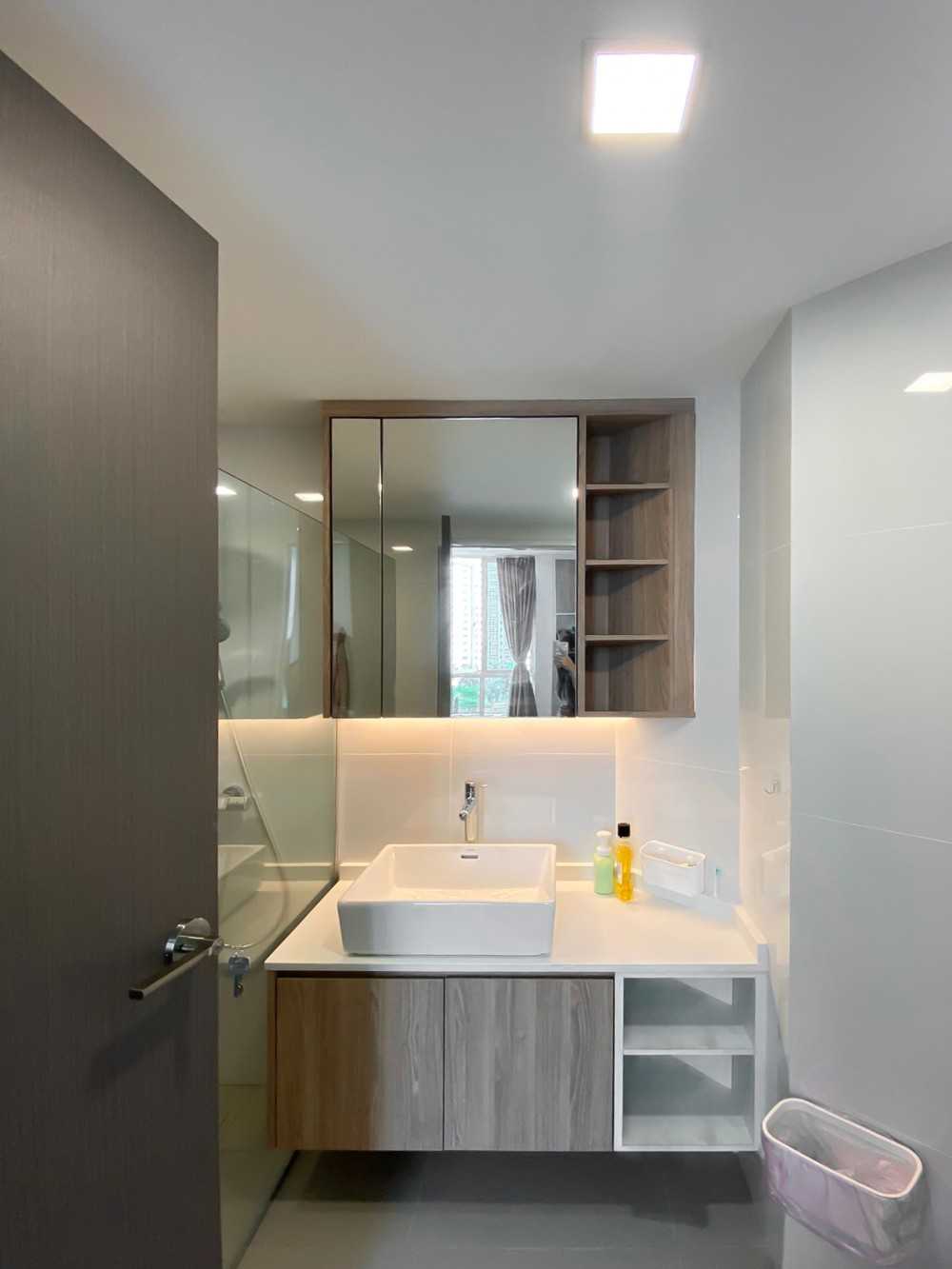 Modern Bathroom with Mirror and Bathroom Storage