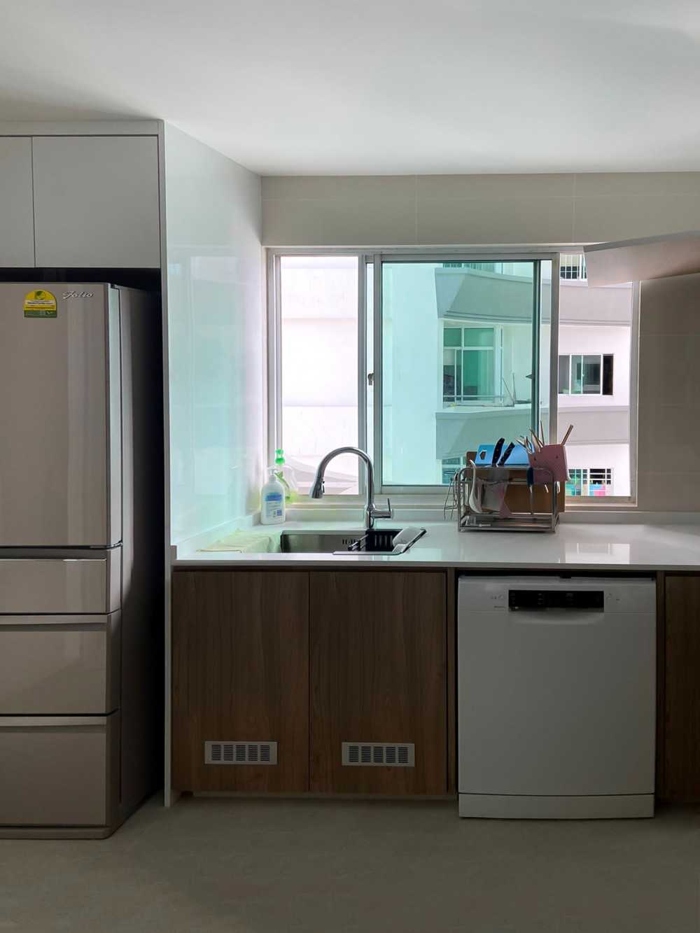 Modern Kitchen with Kitchen Window and Kitchen Accessories
