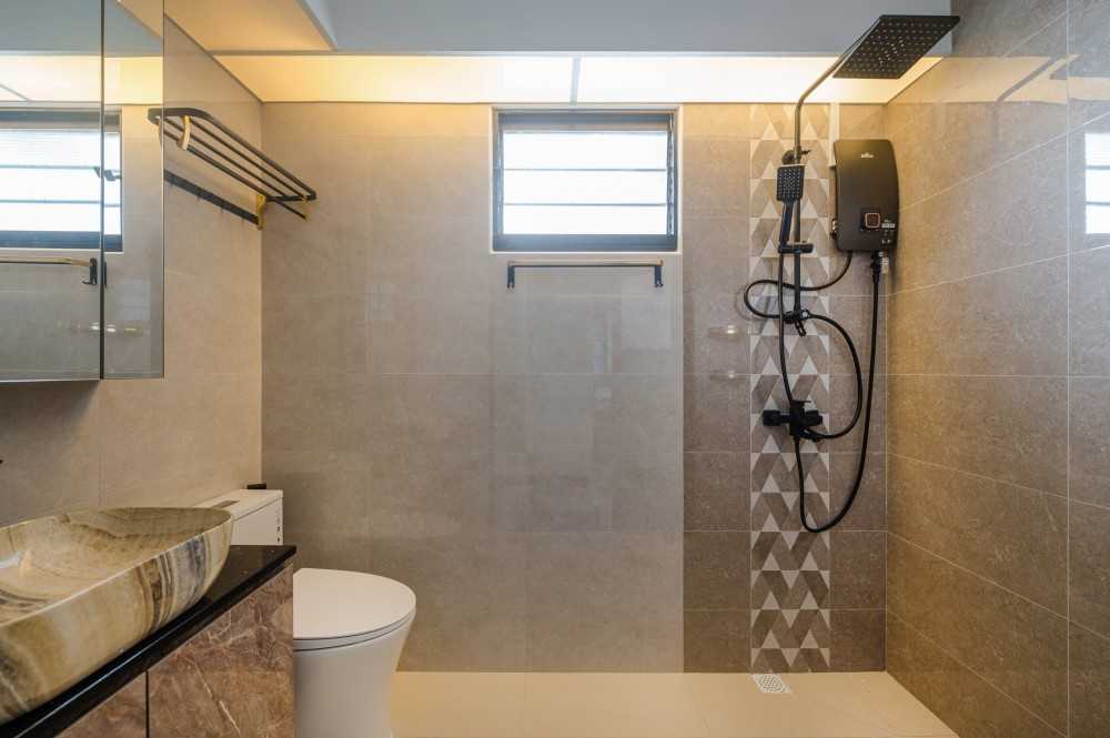 Modern Bathroom with Countertop and Homogeneous Tiles