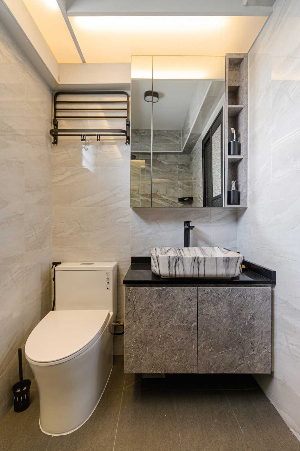 Modern Bathroom with Countertop and Homogeneous Tiles
