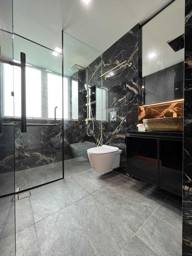 Modern Bathroom with Homogeneous Tiles and Mirror