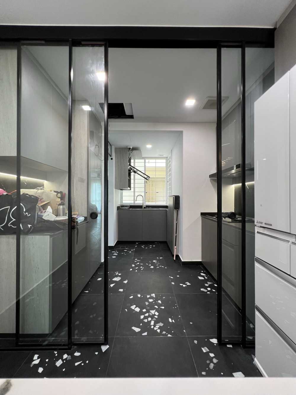 Modern Kitchen with Countertop and Homogeneous Tiles