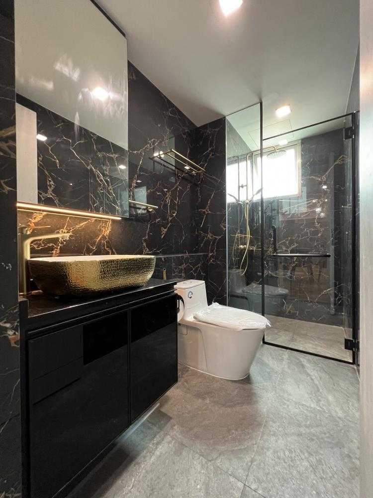 Modern Bathroom with Homogeneous Tiles and Mirror