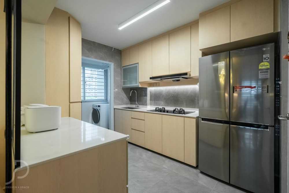 Modern Kitchen with Homogeneous Tiles and Wood Flooring