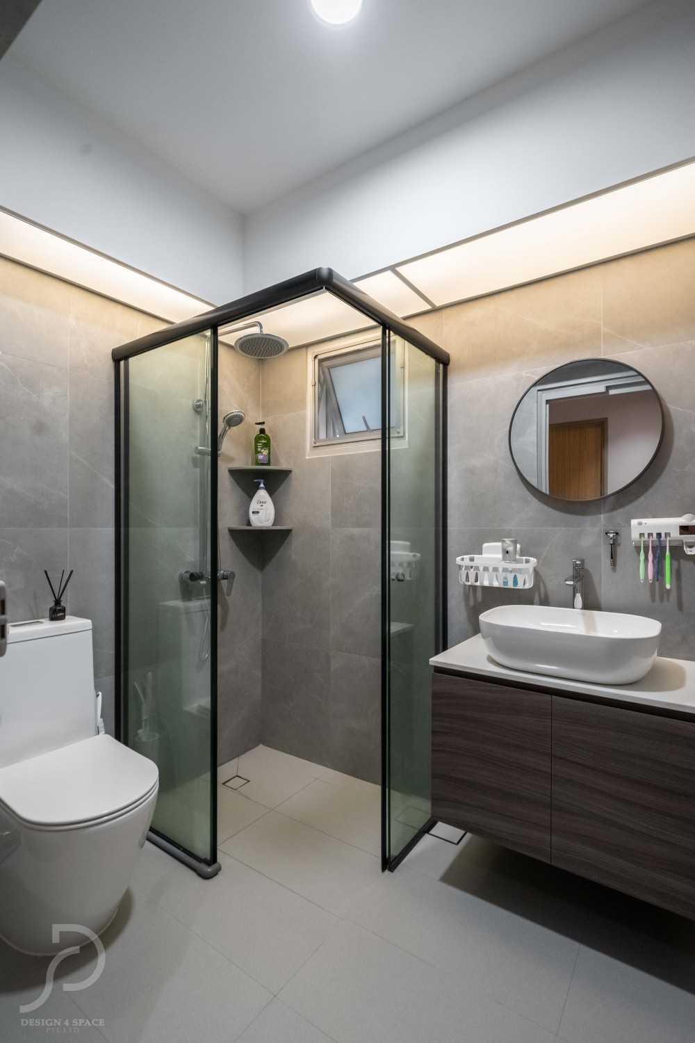Modern Bathroom with Homogeneous Tiles and Herringbone Tiling