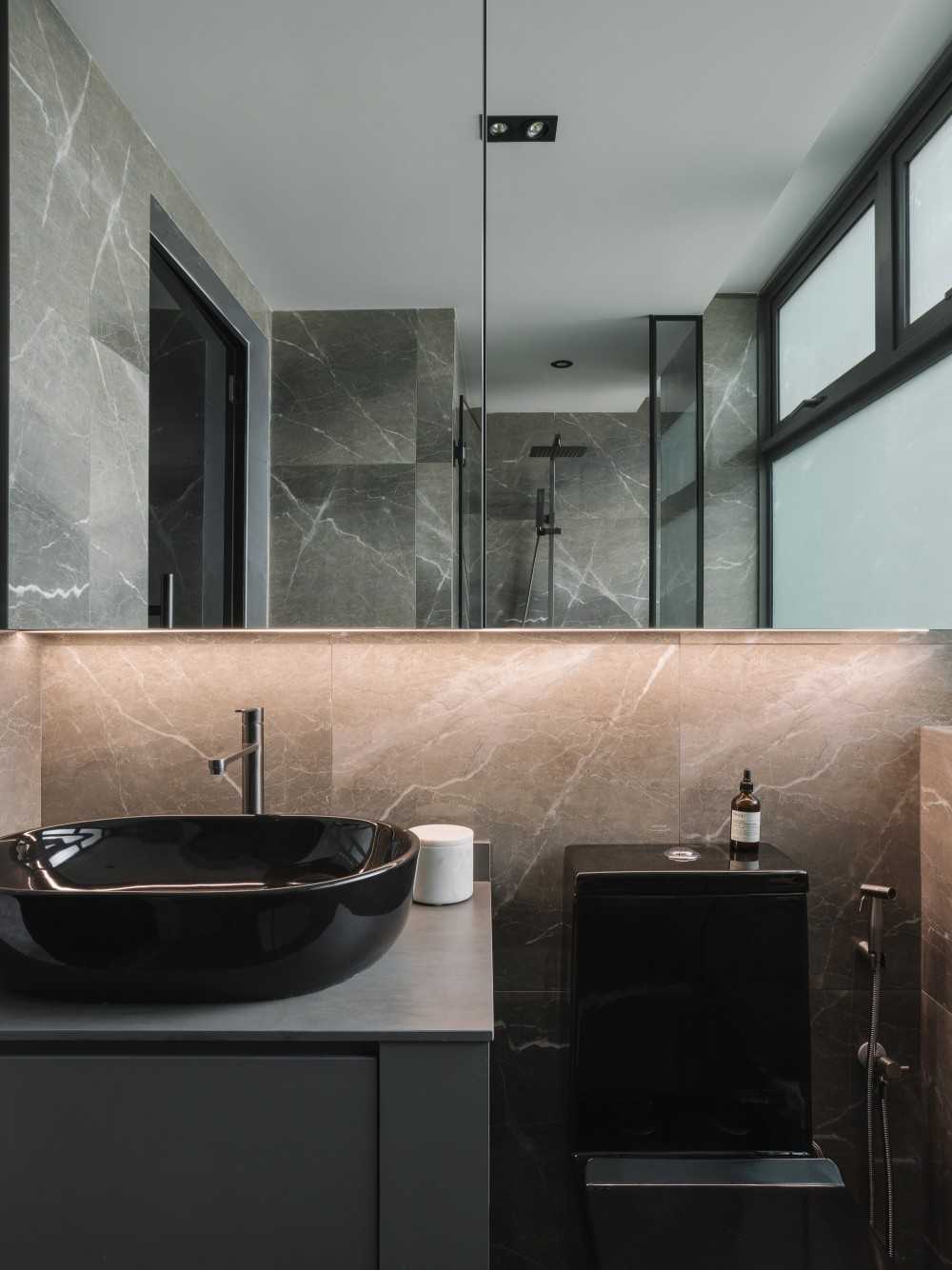 Modern Bathroom with Mirror and Bathroom Storage