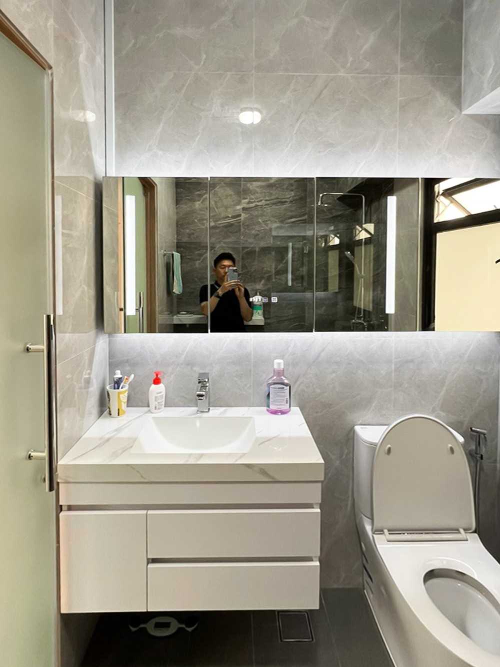 Modern Bathroom with Mirror and Bathroom Storage