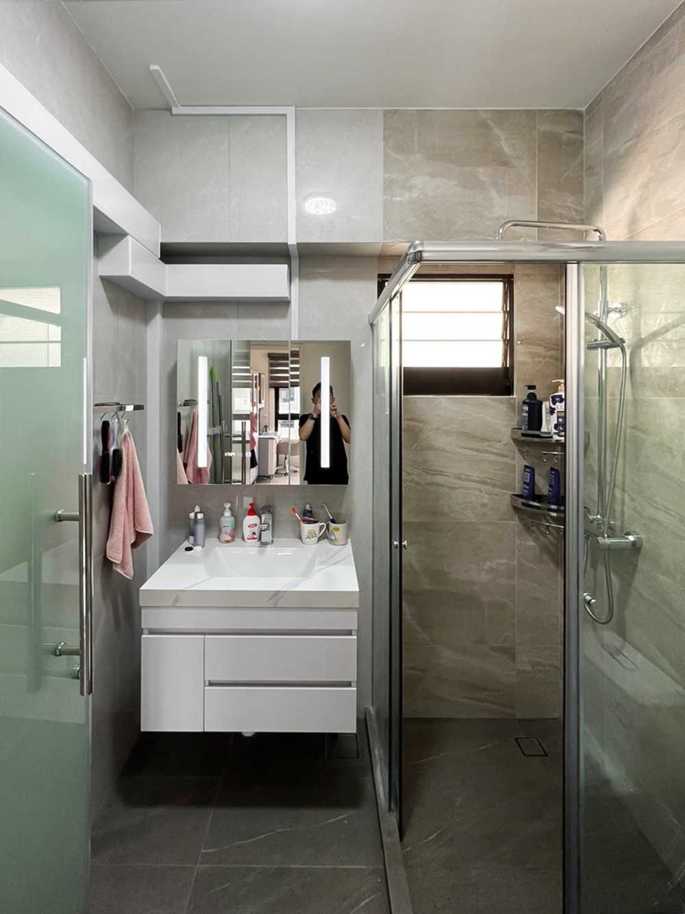 Modern Bathroom with Mirror and Window Grille