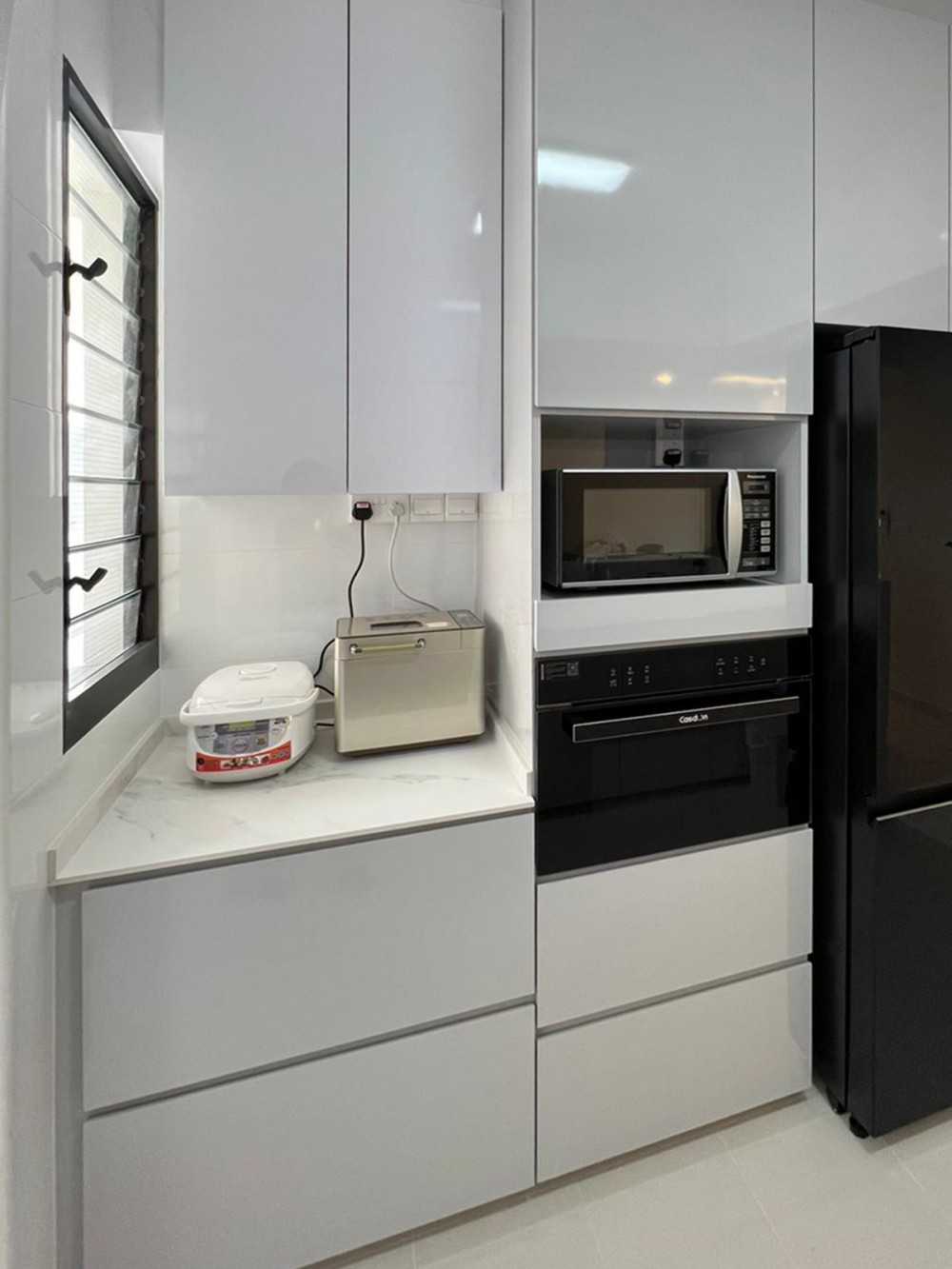Modern Kitchen with Kitchen Window and Kitchen Accessories